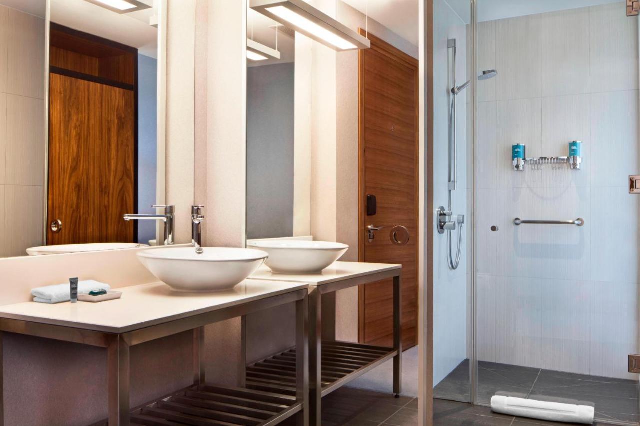Savvy Suite 1 Bedroom Executive Suite 1 King & Sofa Bed,1559666329:JPEG